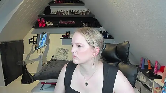 Snapshot of caro_kitten chatting on 04/13/26, 07:36 caro kitten online show from 04/13/26, 07:36