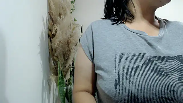 Donniia online show from 05/08/26, 01:22