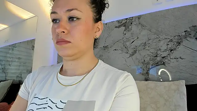 LIZ HOLMES online show from 11/21/25, 12:15