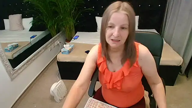 Snapshot of Lilly_hott chatting on 11/24/25, 06:51 Lilly hott online show from 11/24/25, 06:51