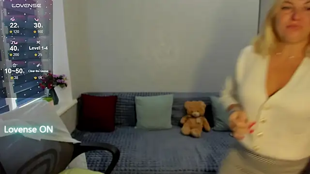 Snapshot of sweet___margaret chatting on 10/15/25, 11:10 sweet margaret online show from 10/15/25, 11:10