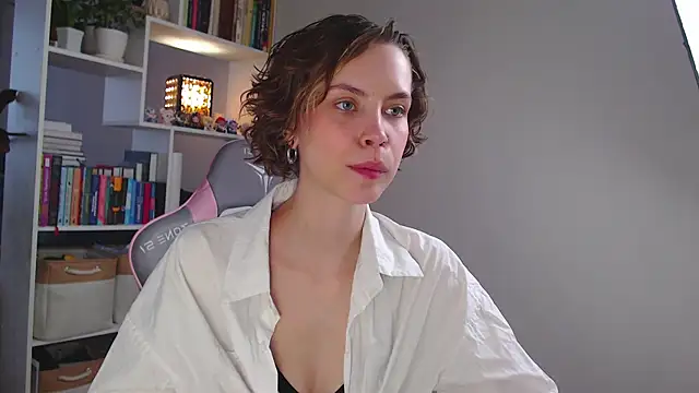 Snapshot of milly_ross chatting on 12/13/24, 07:58 milly ross online show from 12/13/24, 07:58