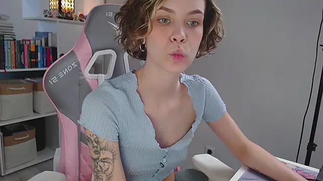 Snapshot of milly_ross chatting on 12/20/24, 06:40 milly ross online show from 12/20/24, 06:40