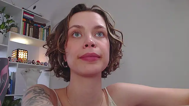 Snapshot of milly_ross chatting on 02/15/25, 10:00 milly ross online show from 02/15/25, 10:00