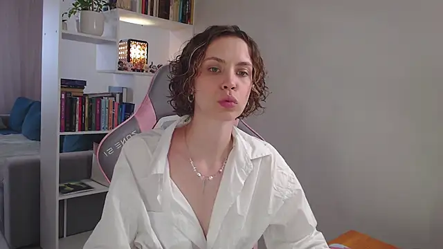 Snapshot of milly_ross chatting on 03/18/25, 05:52 milly ross online show from 03/18/25, 05:52