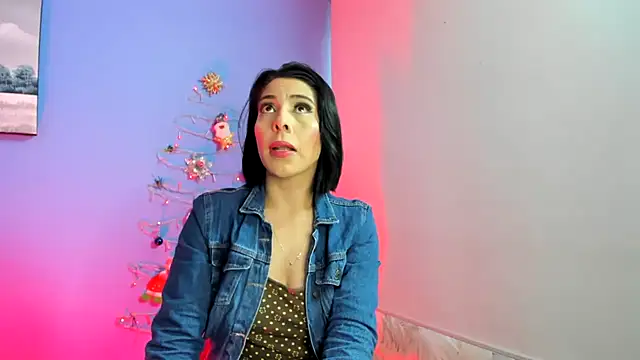 Snapshot of AdelleLennox_cg chatting on 12/27/24, 11:39 AdelleLennox cg online show from 12/27/24, 11:39