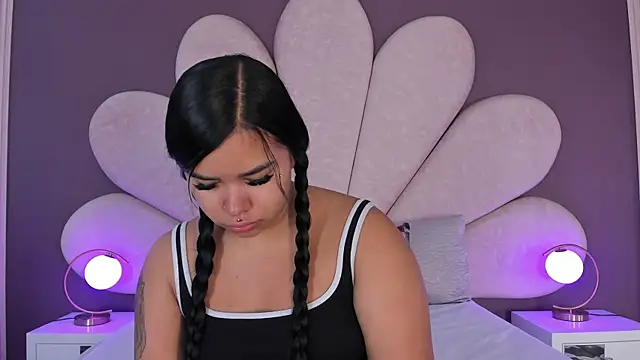 MarianaGarciaa   online show from 10/04/25, 11:52