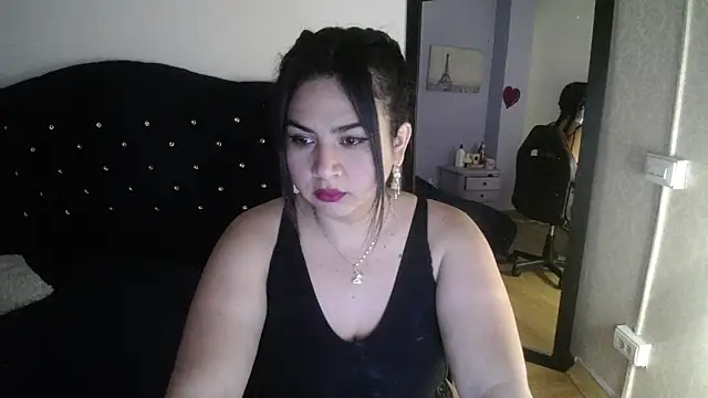 Snapshot of lucianaa_25 chatting on 12/20/24, 01:43 lucianaa 25 online show from 12/20/24, 01:43