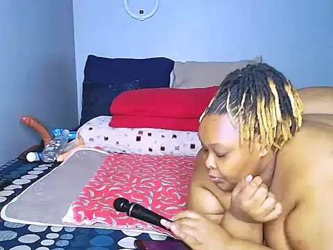 Snapshot of fatafricanqueen chatting on 09/27/25, 10:53 fatafricanqueen online show from 09/27/25, 10:53