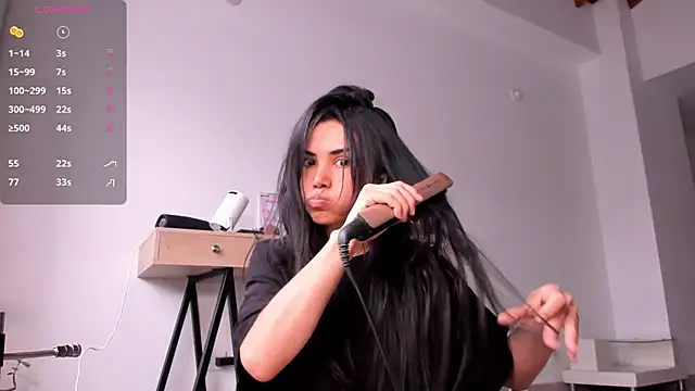 AnaHenao online show from 11/28/25, 09:39