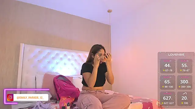 Snapshot of emily_parkerr chatting on 04/19/26, 04:50 emily parkerr online show from 04/19/26, 04:50