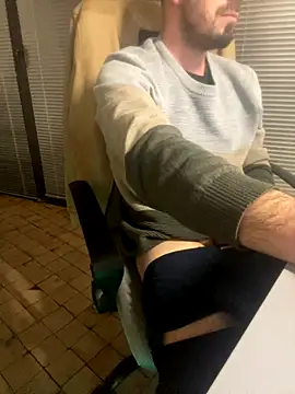 Snapshot of giorgakaci69 chatting on 12/17/25, 04:57 giorgakaci69 online show from 12/17/25, 04:57