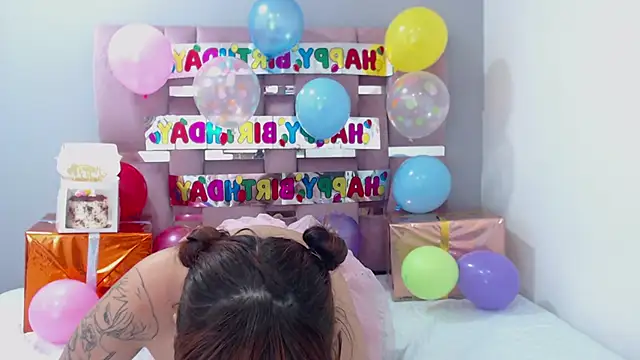 Snapshot of EmiliaKurt chatting on 02/03/25, 08:57 EmiliaKurt online show from 02/03/25, 08:57