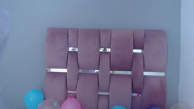 Snapshot of EmiliaKurt chatting on 02/04/25, 05:45 EmiliaKurt online show from 02/04/25, 05:45