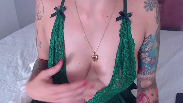 Snapshot of EmiliaKurt chatting on 02/10/25, 04:25 EmiliaKurt online show from 02/10/25, 04:25