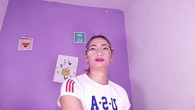 Snapshot of vale_ross_ chatting on 09/19/25, 03:08 vale ross online show from 09/19/25, 03:08
