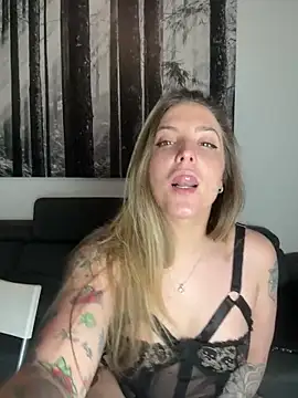 Snapshot of LiliMorganxxx chatting on 04/23/26, 10:45 LiliMorganxxx online show from 04/23/26, 10:45