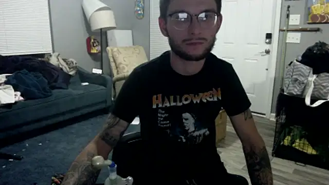 Snapshot of hungkubenski chatting on 11/25/25, 04:34 hungkubenski online show from 11/25/25, 04:34
