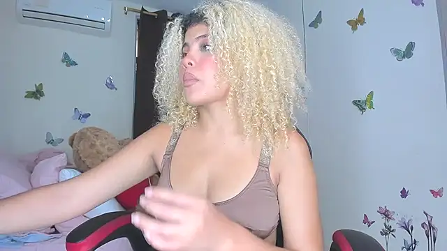 sofiacastillo01 online show from 11/20/25, 07:35