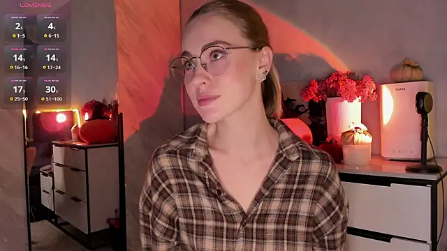 Snapshot of LoveGameSexx chatting on 10/24/25, 04:36 LoveGameSexx online show from 10/24/25, 04:36