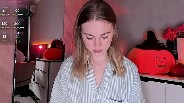 Snapshot of LoveGameSexx chatting on 10/26/25, 09:04 LoveGameSexx online show from 10/26/25, 09:04