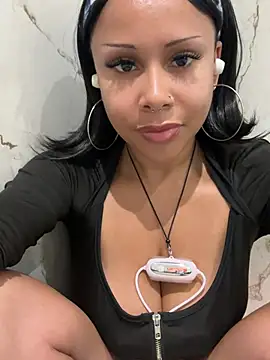 Snapshot of HaileyDiana chatting on 05/19/26, 11:49 HaileyDiana online show from 05/19/26, 11:49