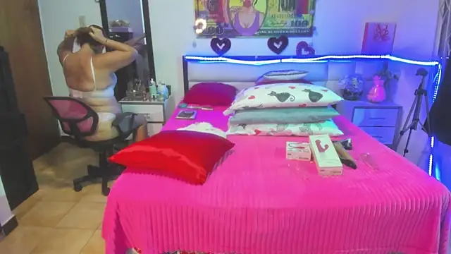 Snapshot of karenmilf_4 chatting on 12/12/24, 02:59 karenmilf 4 online show from 12/12/24, 02:59