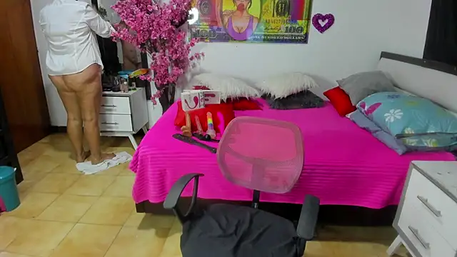 Snapshot of karenmilf_4 chatting on 10/04/25, 04:43 karenmilf 4 online show from 10/04/25, 04:43