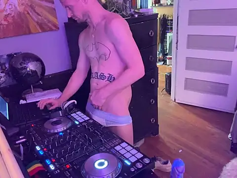 Snapshot of trash4cash chatting on 11/24/25, 06:07 trash4cash online show from 11/24/25, 06:07