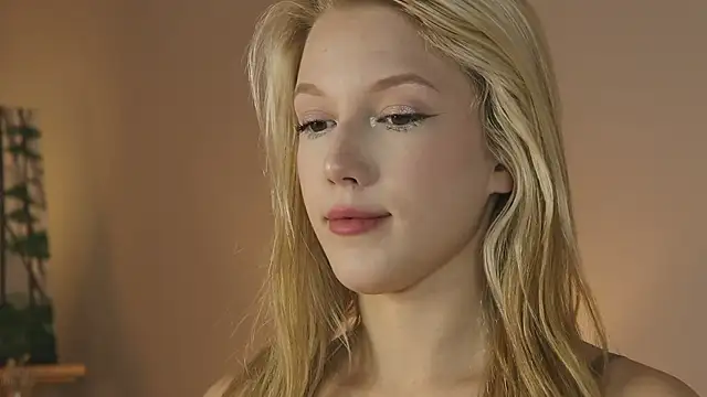 Snapshot of AliceLebel chatting on 09/11/25, 04:12 AliceLebel online show from 09/11/25, 04:12