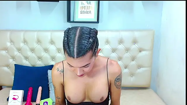 Snapshot of lucia_marks chatting on 01/19/25, 03:10 lucia marks online show from 01/19/25, 03:10