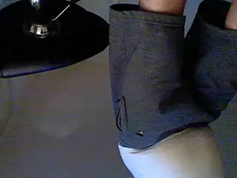 Snapshot of oopsxx chatting on 02/06/25, 11:10 oopsxx online show from 02/06/25, 11:10