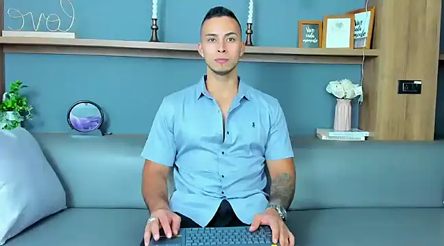 Snapshot of Juan_muscle chatting on 01/30/25, 02:06 Juan muscle online show from 01/30/25, 02:06