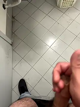 Snapshot of _themask_ chatting on 11/17/25, 01:39 themask online show from 11/17/25, 01:39