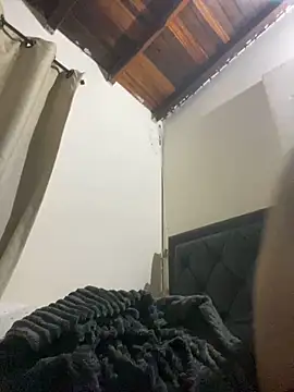 Snapshot of tom_thick chatting on 01/17/25, 10:11 tom thick online show from 01/17/25, 10:11