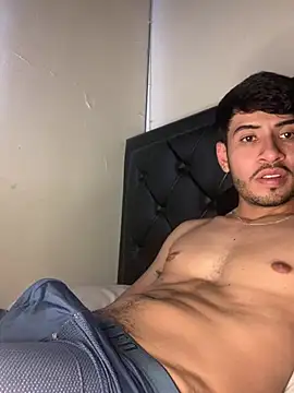 Snapshot of tom_thick chatting on 03/25/26, 05:19 tom thick online show from 03/25/26, 05:19