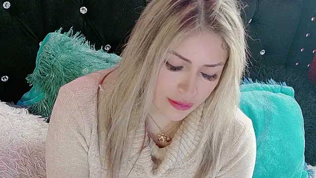 Natalia Montoya online show from 12/15/25, 05:50