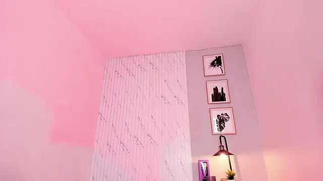 Snapshot of megan-wells chatting on 12/24/24, 06:06 megan-wells online show from 12/24/24, 06:06