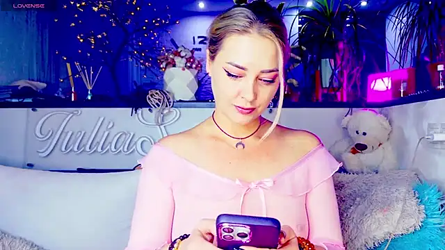  JuliaSpace  online show from 11/11/25, 06:19