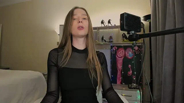 CharlotteWells online show from 01/10/25, 03:16