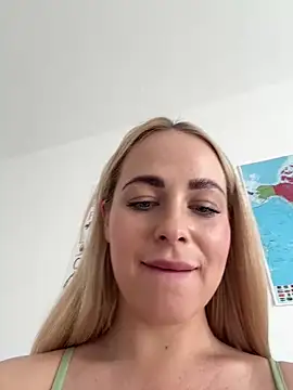 streetdoll online show from 03/09/25, 09:13