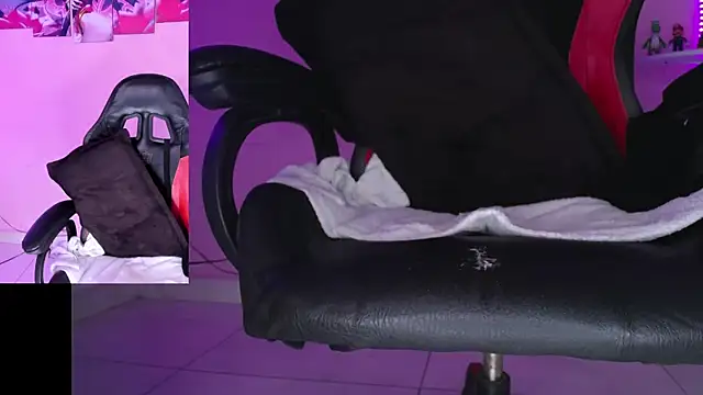 Snapshot of DanielaHang chatting on 11/25/25, 01:44 DanielaHang online show from 11/25/25, 01:44