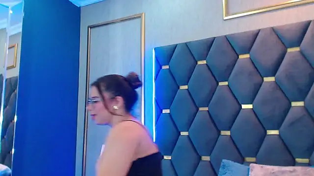 ThaniaJones online show from 11/08/25, 12:05