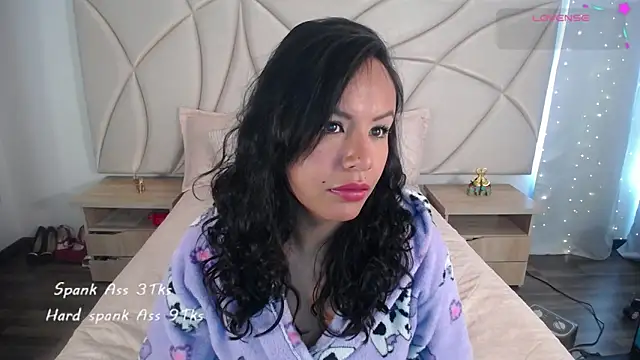 Snapshot of ValleryC chatting on 11/07/25, 07:47 ValleryC online show from 11/07/25, 07:47