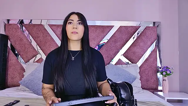 Snapshot of PaulinaDuarte chatting on 06/22/26, 12:35 PaulinaDuarte online show from 06/22/26, 12:35