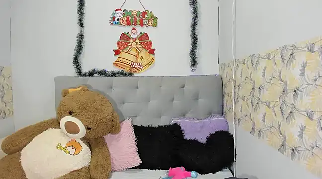 Snapshot of Emma-Wilson chatting on 12/17/24, 04:45 Emma-Wilson online show from 12/17/24, 04:45