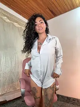 Snapshot of paula_brunette chatting on 11/19/25, 04:01 paula brunette online show from 11/19/25, 04:01