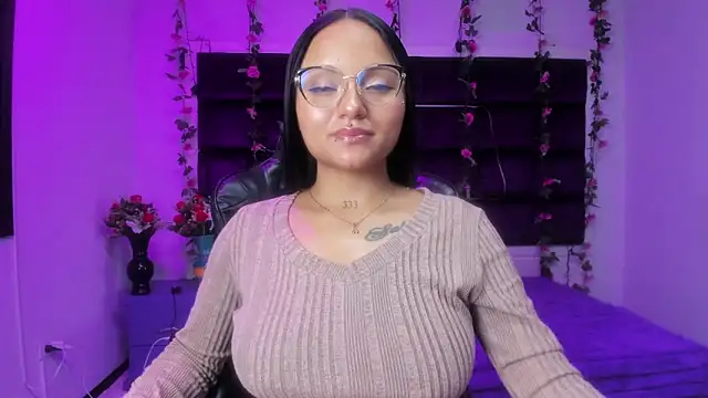 Snapshot of sweelanna__ chatting on 04/10/26, 01:22 sweelanna online show from 04/10/26, 01:22
