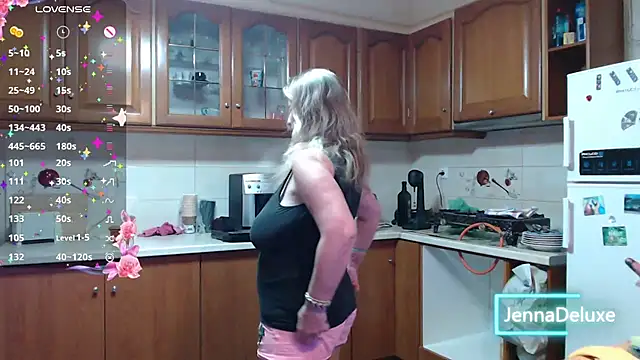 Snapshot of JennaDeluxe chatting on 06/13/26, 07:06 JennaDeluxe online show from 06/13/26, 07:06