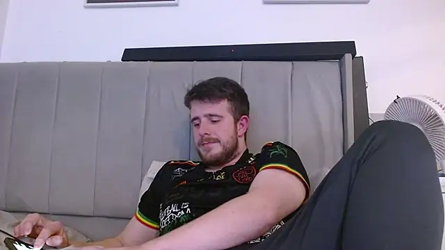 Snapshot of maxy49 chatting on 11/14/25, 08:51 maxy49 online show from 11/14/25, 08:51